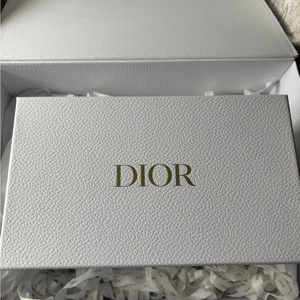 Dior Beauty Platinum gift- train case, head band, hand towel - Picture 3 of 13